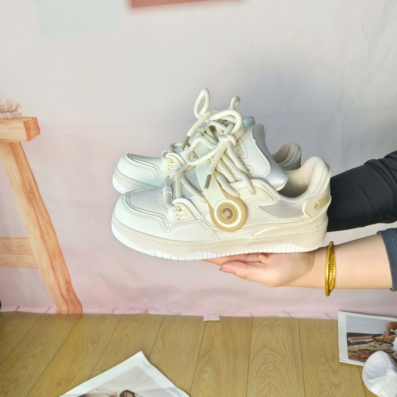 Uniszex alacsony profilú sportcipő PU felsőrésszel, gumíztalp, könnyű, magasságot növelő, fűzővel