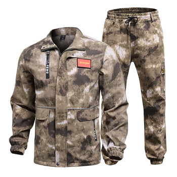 Мъжки камуфлажен работен костюм с дълги ръкави, износоустойчив и петноустойчив, със светлоотразителни ленти; плат: полиестер-памук; основен състав: полиестер 100%; подплата: полиестер 99%; за работа през пролетта и есента.