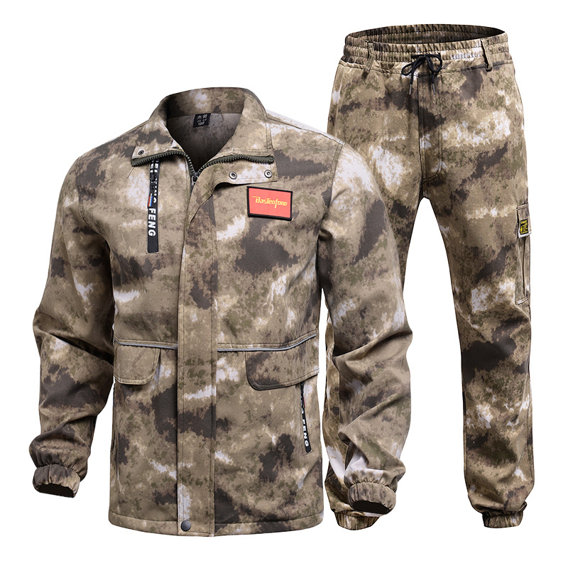 Мъжки камуфлажен работен костюм с дълги ръкави, износоустойчив и петноустойчив, със светлоотразителни ленти; плат: полиестер-памук; основен състав: полиестер 100%; подплата: полиестер 99%; за работа през пролетта и есента.