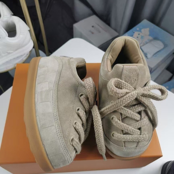 Adidași unisex, gleznă joasă, vârf rotund — partea superioară din piele, talpă din cauciuc, șireturi, înălțimea tocurilor 3–5 cm