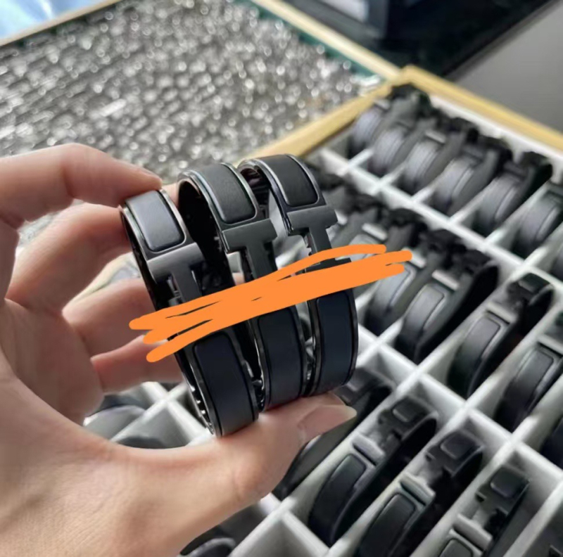 H betűs uniszex karkötő rozsdamentes acélból, precíz kidolgozás, sportos funkció, forma: betűk/szöveg