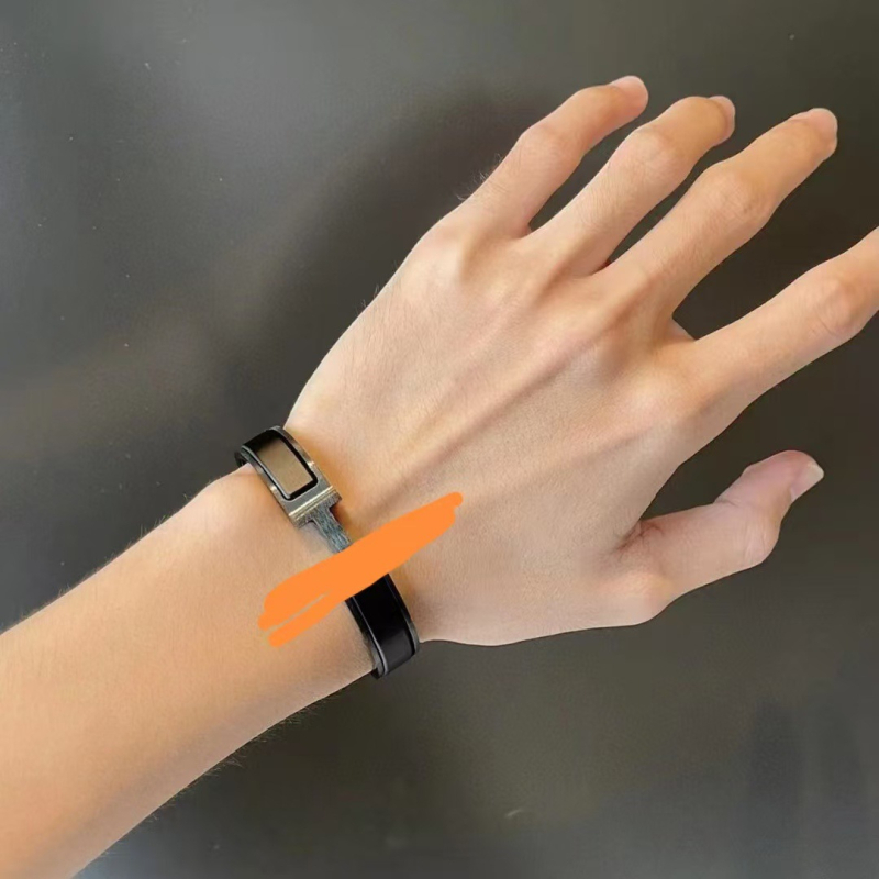 H betűs uniszex karkötő rozsdamentes acélból, precíz kidolgozás, sportos funkció, forma: betűk/szöveg