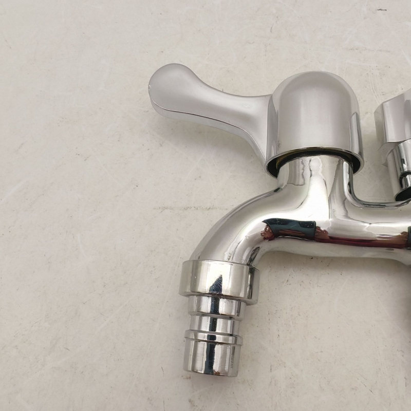 Dvostrano višefunkcionalno slavina s troputnim spojem: jedan ulaz, dva izlaza; materijal: cinkov spoj; keramički disk ventil; promjer priključka 15 mm; zidna ugradnja
