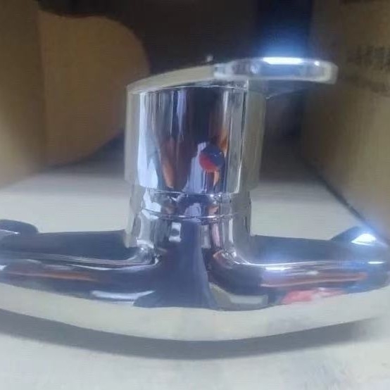 Zidni set slavina za kadu s trostrukim tušem, bakreno tijelo, keramički ventil, elektroplatinirani završni sloj — model 36262