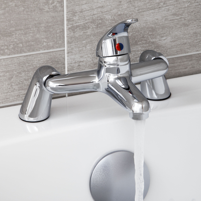 Zidni set slavina za kadu s trostrukim tušem, bakreno tijelo, keramički ventil, elektroplatinirani završni sloj — model 36262