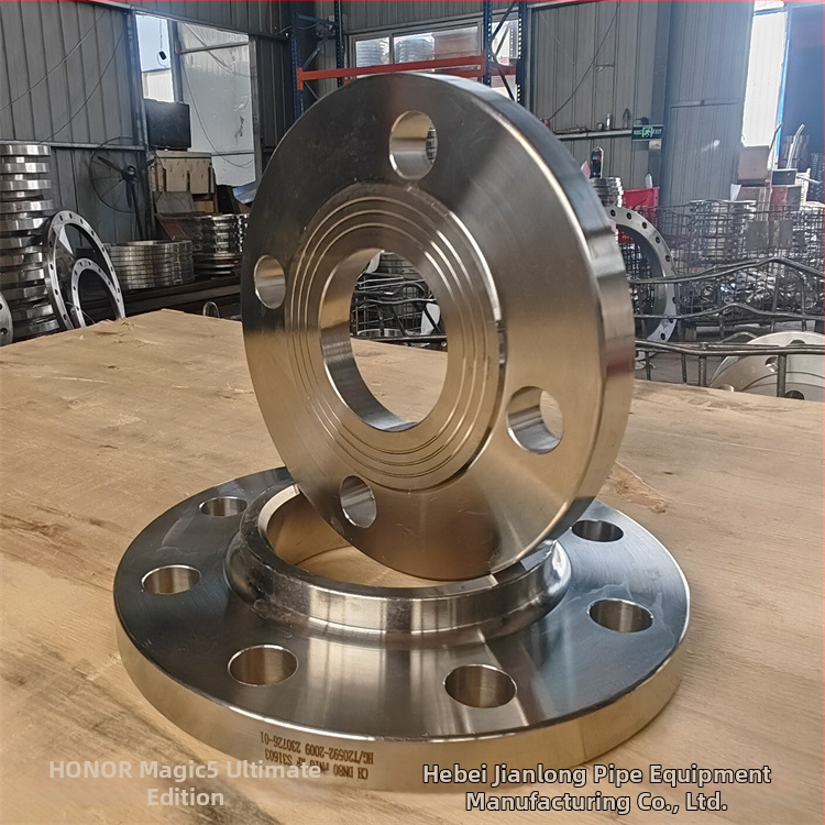 Nerezová oceľová axiálna príruba so zváraným krkom; spojenie zváraním; odolná voči korózii a vysokému tlaku; trieda 1.