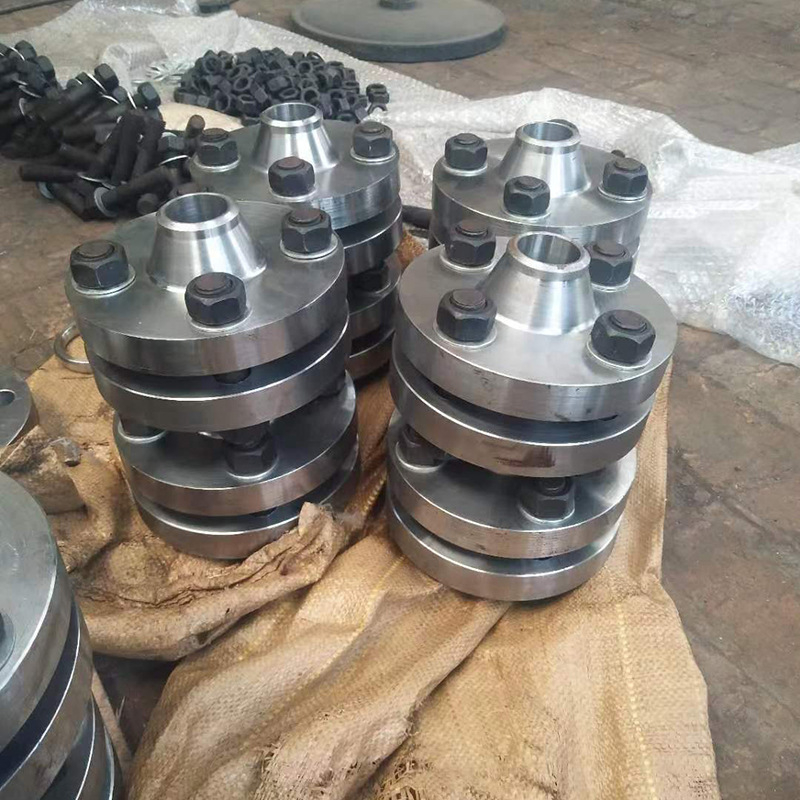 Izolált flan csatlakozó olaj- és gázvezetékekhez, monolit acélból készült axiális típus, hegesztett kapcsolattal, jó rugalmasság