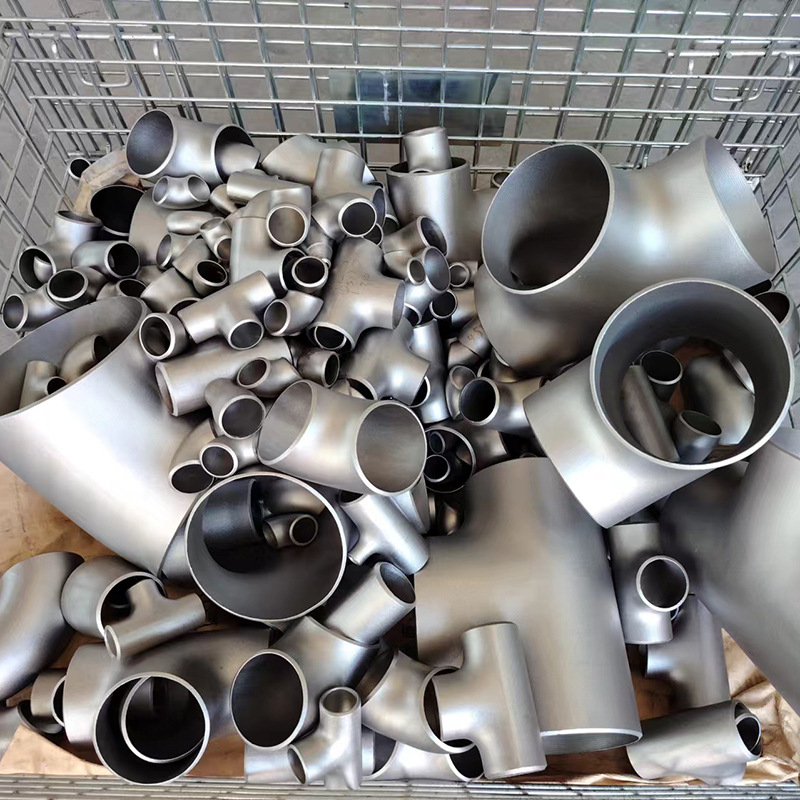 Nerezové oceľové koleno, lisované a zvárané, 90°, hrúbka steny 5 mm, GB/T12459-2017, DN100