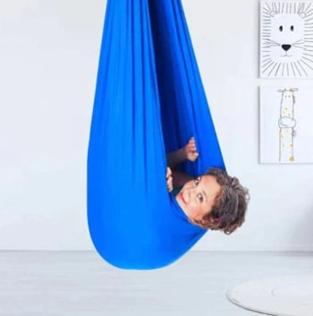 Gyermekeknek szóló terápiás hinta elasztikus vászon felülettel