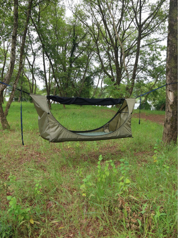 Vonkajšia hamaka stan tri v jednom – plochý kempingový set s prístreškom, sieťou proti komárom a nafukovacím matracom (celková nosnosť 150 kg; materiál povrchu hamaky: polyester; materiál rámu: železná tyč; prispôsobiteľné)