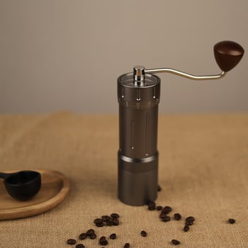 Ръчна кафемелачка с CNC обработени неръждаеми стоманени жернова и външно регулиране на смилането — модел ZS-M003