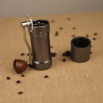 Ръчна кафемелачка с CNC обработени неръждаеми стоманени жернова и външно регулиране на смилането — модел ZS-M003