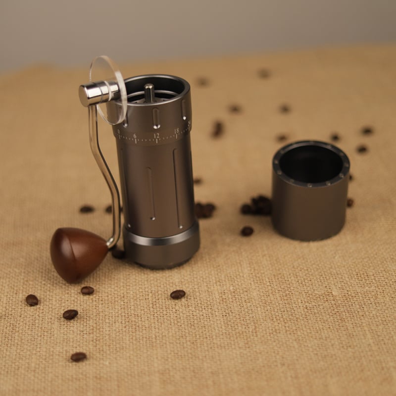 Ръчна кафемелачка с CNC обработени неръждаеми стоманени жернова и външно регулиране на смилането — модел ZS-M003