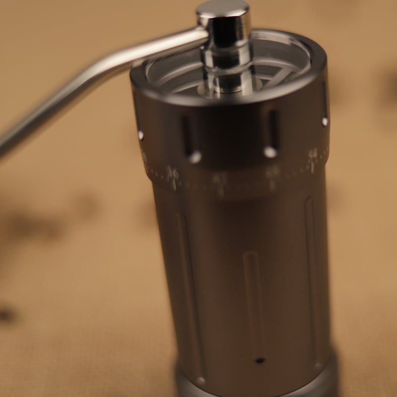 Ръчна кафемелачка с CNC обработени неръждаеми стоманени жернова и външно регулиране на смилането — модел ZS-M003