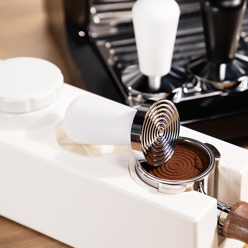 Tampač za espresso s navojnim donjim dijelom, ABS materijal, moderni minimalistički stil.