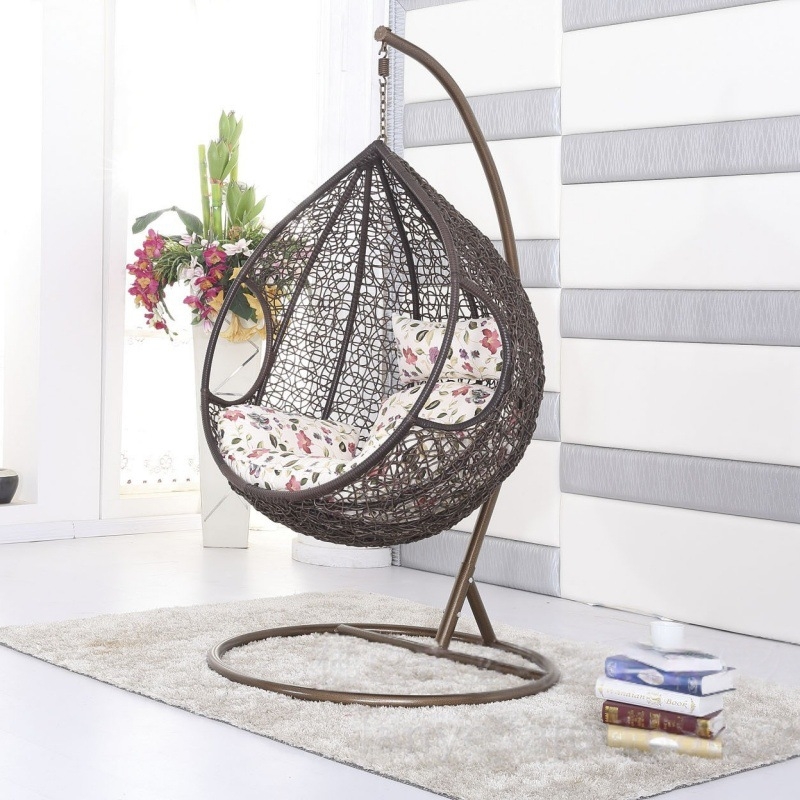 Люлеещо се закачено кресло от PE ратан с метална рамка, пасторал стил, модел X8007, с подлакътници