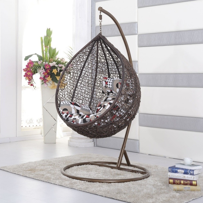 Люлеещо се закачено кресло от PE ратан с метална рамка, пасторал стил, модел X8007, с подлакътници