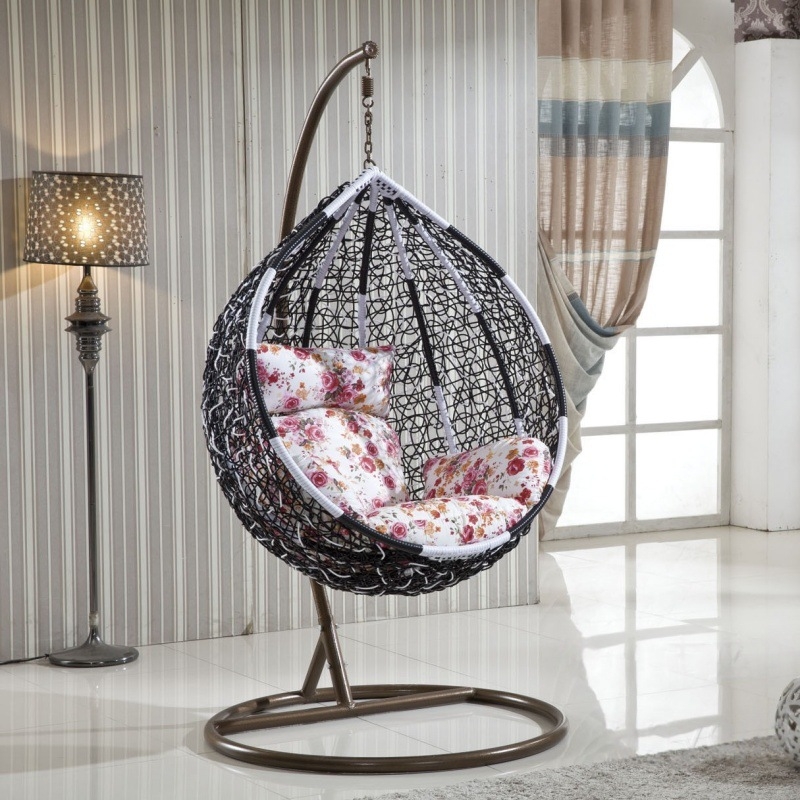 Люлеещо се закачено кресло от PE ратан с метална рамка, пасторал стил, модел X8007, с подлакътници