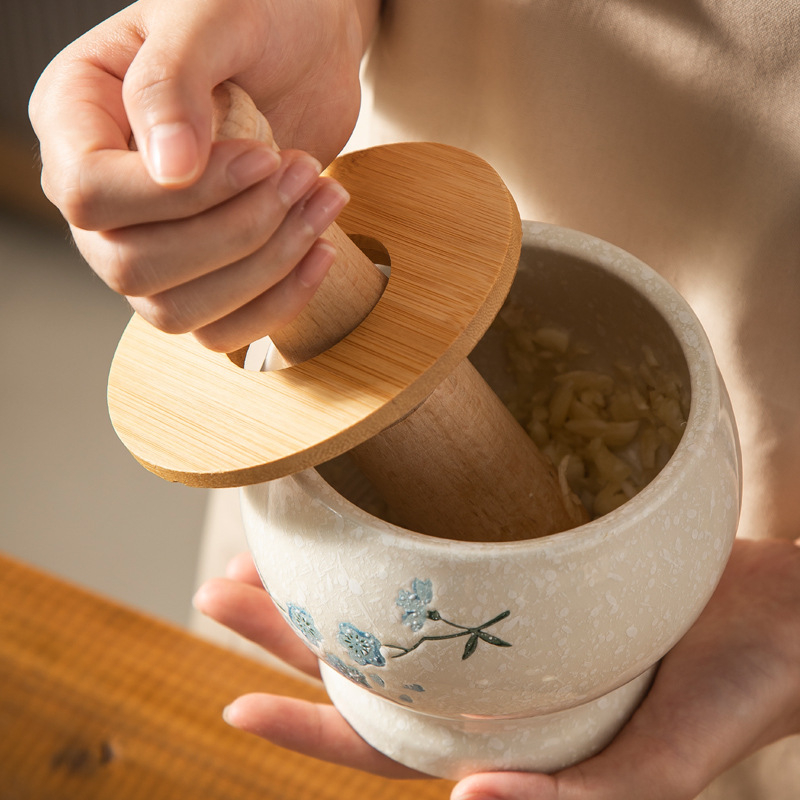 Keramički zdrobnjač češnjaka s drvenim štapićem, starinski/vintage stil