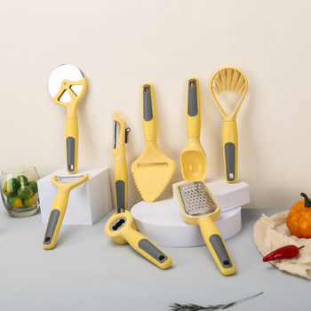 Set de unelte de bucătărie: curățător de legume, spatulă pentru prăjituri, tăietor de fructe și deschizător de sticle; mânere din lemn și PP; piese ABS; lame din oțel inoxidabil 430.