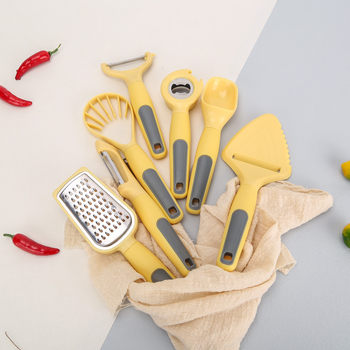 Set de unelte de bucătărie: curățător de legume, spatulă pentru prăjituri, tăietor de fructe și deschizător de sticle; mânere din lemn și PP; piese ABS; lame din oțel inoxidabil 430.