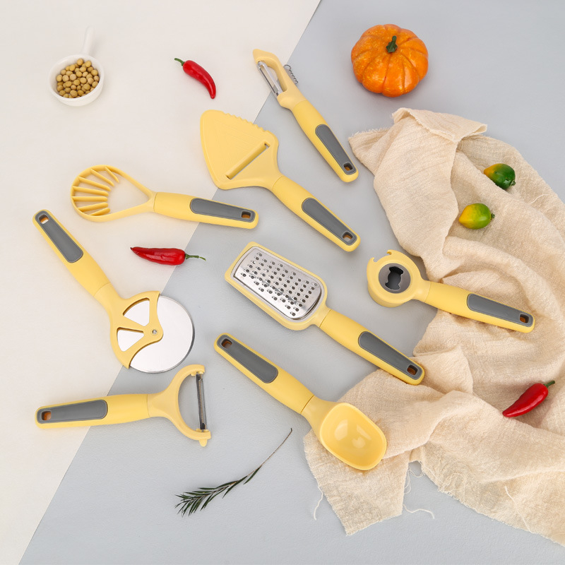 Set de unelte de bucătărie: curățător de legume, spatulă pentru prăjituri, tăietor de fructe și deschizător de sticle; mânere din lemn și PP; piese ABS; lame din oțel inoxidabil 430.