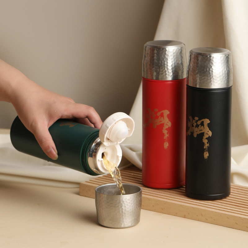 Cană termos izolată cu capac ciocănit, interior din oțel inoxidabil 316, izolație 0-6 ore, afișaj temperatură, separare ceai-apă