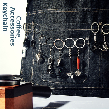 Set kľúčenka s kávovým motívom moka kanvičky; obsahuje mlynček na zrná a lis na prášok; povrch s farebným delením; moderný jednoduchý štýl; tlačené logo