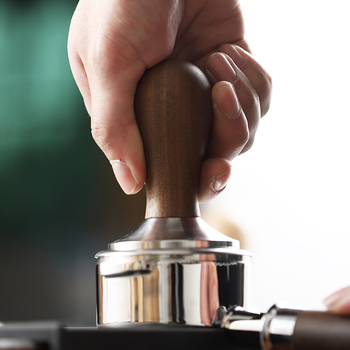 Tamper za espresso od nehrđajućeg čelika s navođenom drvenom drškom, moderni minimalistički dizajn, moguć logo