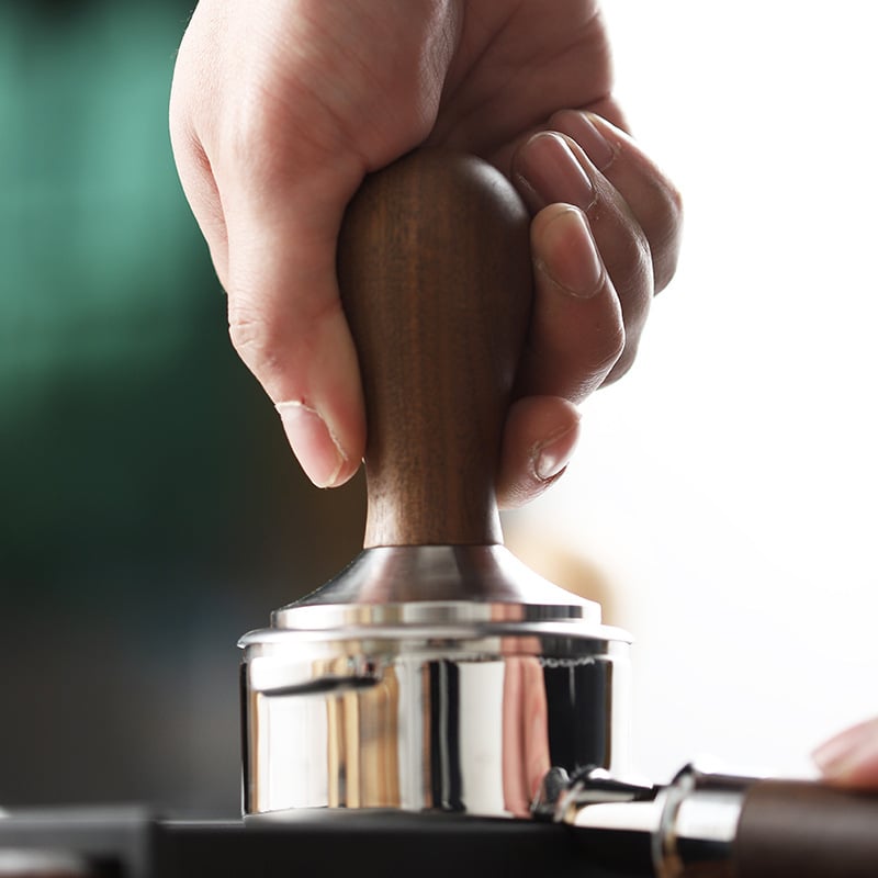 Tamper za espresso od nehrđajućeg čelika s navođenom drvenom drškom, moderni minimalistički dizajn, moguć logo