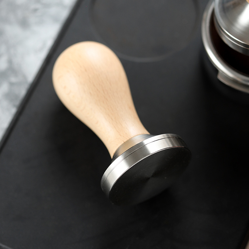 Tamper za espresso od nehrđajućeg čelika s navođenom drvenom drškom, moderni minimalistički dizajn, moguć logo