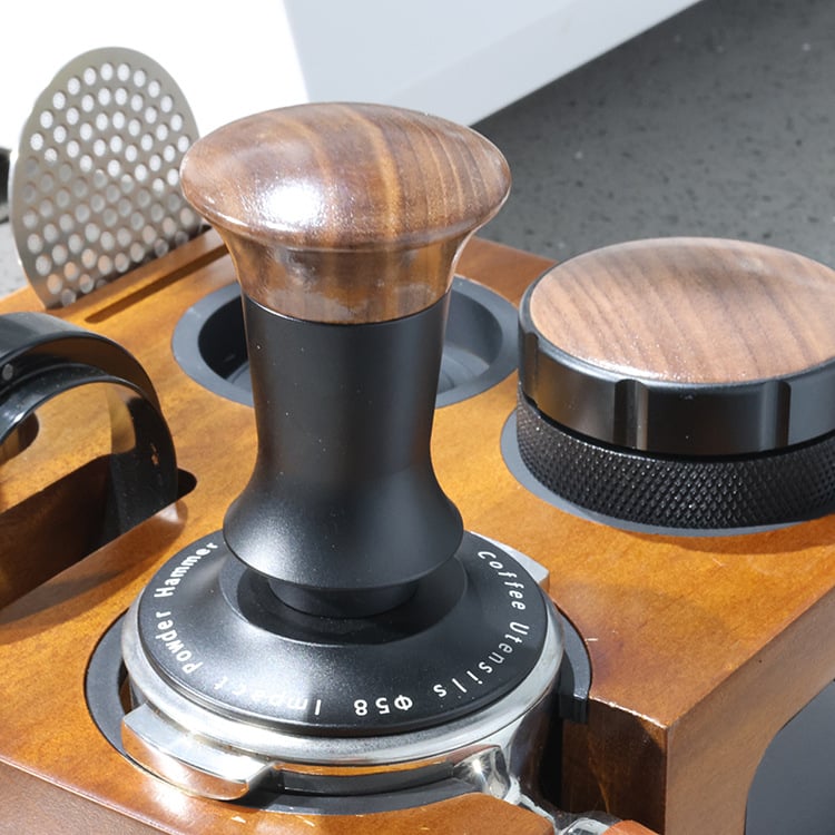 Ταμπερ καφέ για ημι-αυτοματες μηχανές εσπρέσο – καρυδιά, αλουμίνιο και ανοξείδωτο χάλυβα; σχέδιο πίεσης με υδάτινη ισορροπία