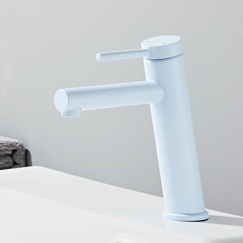 Réz anyagú egykaros keverőcsaptelep mosdóhoz, meleg- és hideg víz, kerámia patron, kulcsos szerelés