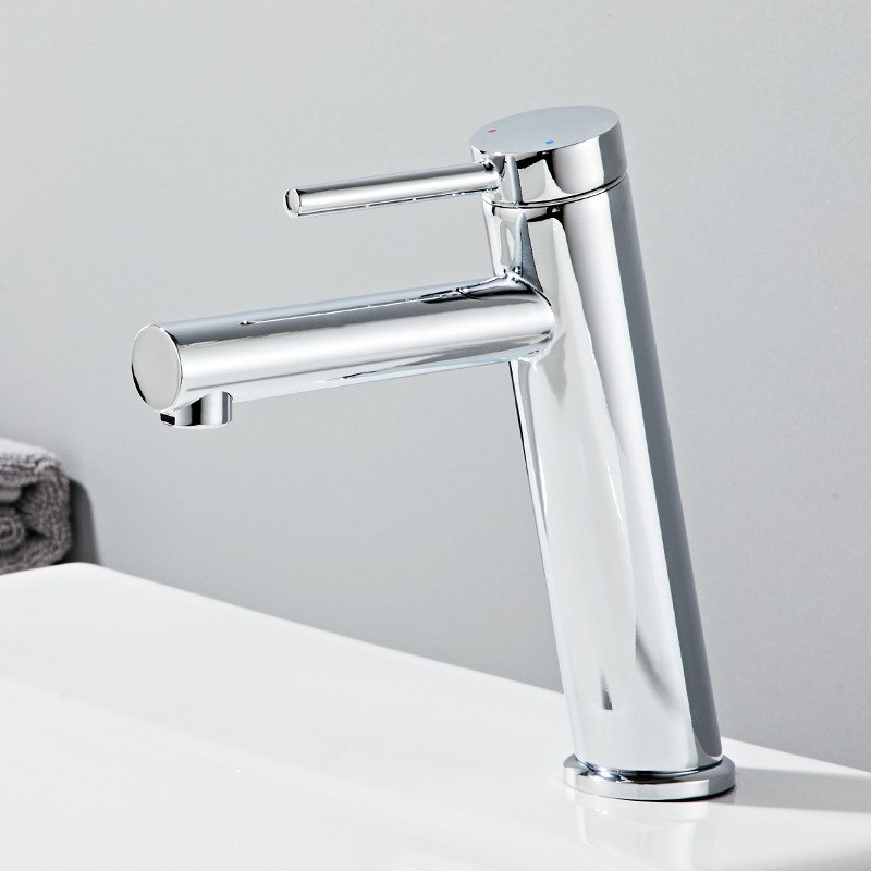 Réz anyagú egykaros keverőcsaptelep mosdóhoz, meleg- és hideg víz, kerámia patron, kulcsos szerelés