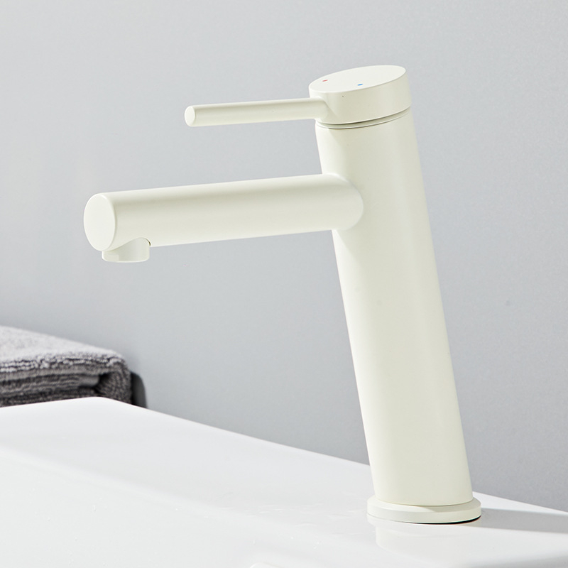 Réz anyagú egykaros keverőcsaptelep mosdóhoz, meleg- és hideg víz, kerámia patron, kulcsos szerelés