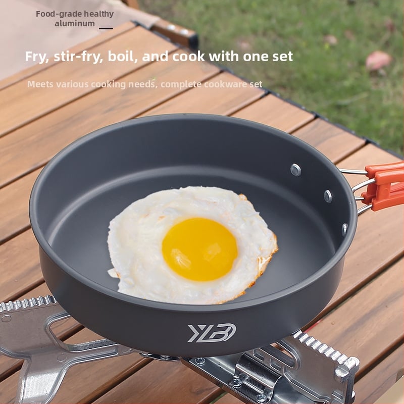 Къмпинг комплект съдове от алуминиева сплав — ултралек и преносим, с двойна употреба; за 5+ души; включва два съда за кипене, тиган за пържене, висящ съд и чайник.