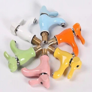 Kran za umivaonik s toplom i hladnom vodom, keramički disk ventil, monoblok konstrukcija, otvaranje ključenjem, CE certifikat