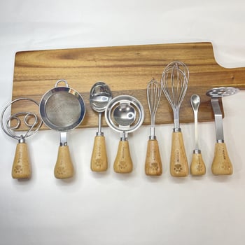 Разбърквач за яйца, разделител за белтъци и преса за пюре - 8-частен комплект кухненски прибори от неръждаема стомана с дръжки от гумирано дърво