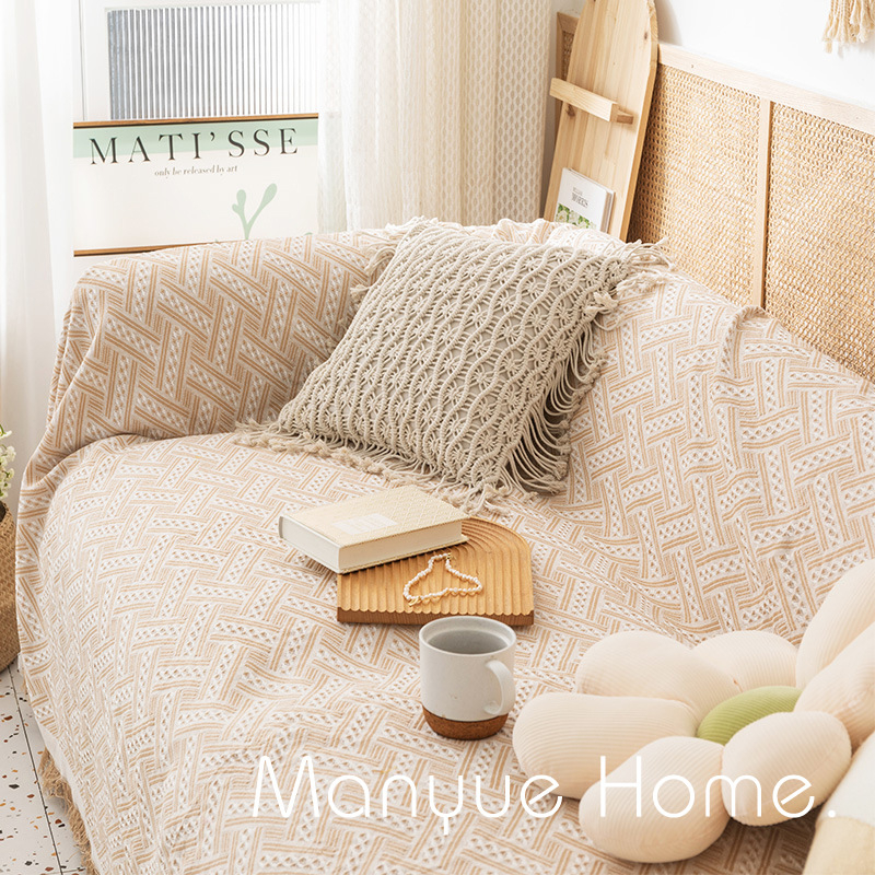 Kompletan kauč pokrov s protukliznim dnom; uključuje navlaku za naslon, navlake za jastuke i deku. Nordic stil, zatvarač. Uzorci: pruge, jednobojno, houndstooth, kvadrati.