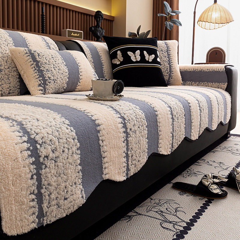Zimska pliš navlaka za jastuke kutne sofe, prugasti uzorak, minimalistički modern stil, protuklizna i zaštita od ogrebotina.
