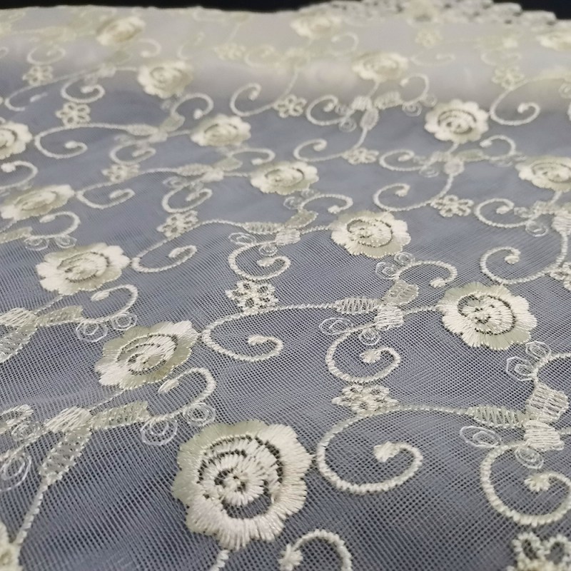 Stolnjak od poliestera, pravokutnog oblika, računalno izvezena čipka, jednobojni uzorak, moderni minimalistički stil