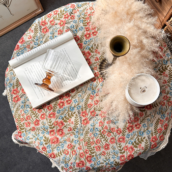 Τραπεζομάντιλο Jacquard από πολυεστέρα; ορθογώνιο σχήμα; μοτίβο φυτών με λουλούδια; ανθεκτικό στη σκόνη και διακοσμητικό.