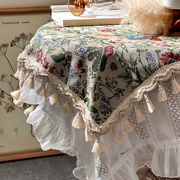 Τραπεζομάντιλο Jacquard από πολυεστέρα; ορθογώνιο σχήμα; μοτίβο φυτών με λουλούδια; ανθεκτικό στη σκόνη και διακοσμητικό.