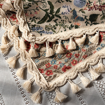 Τραπεζομάντιλο Jacquard από πολυεστέρα; ορθογώνιο σχήμα; μοτίβο φυτών με λουλούδια; ανθεκτικό στη σκόνη και διακοσμητικό.