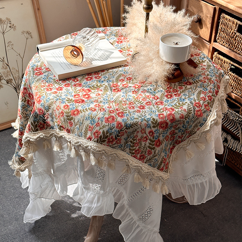 Τραπεζομάντιλο Jacquard από πολυεστέρα; ορθογώνιο σχήμα; μοτίβο φυτών με λουλούδια; ανθεκτικό στη σκόνη και διακοσμητικό.