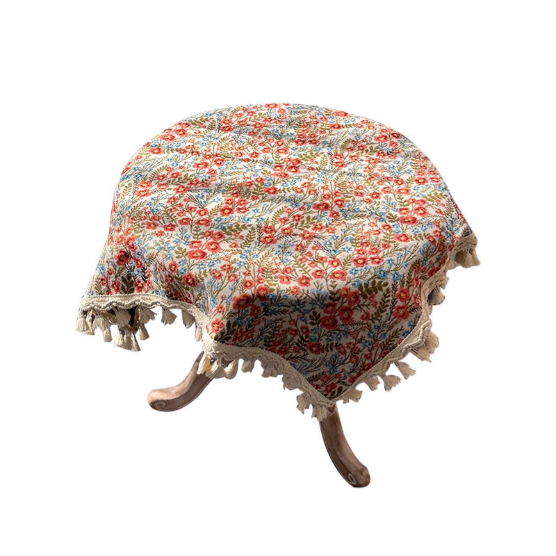 Τραπεζομάντιλο Jacquard από πολυεστέρα; ορθογώνιο σχήμα; μοτίβο φυτών με λουλούδια; ανθεκτικό στη σκόνη και διακοσμητικό.