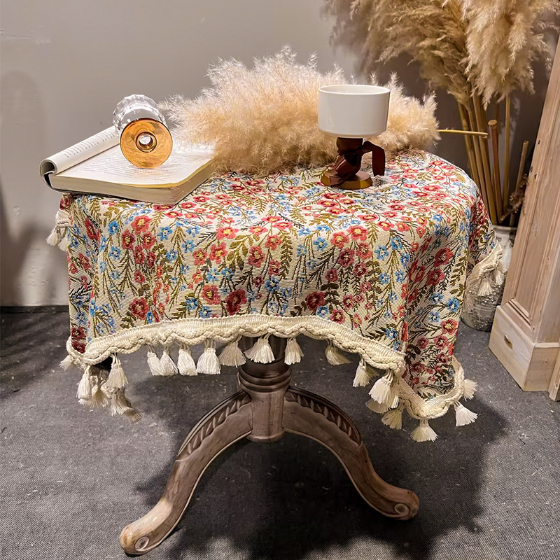 Τραπεζομάντιλο Jacquard από πολυεστέρα; ορθογώνιο σχήμα; μοτίβο φυτών με λουλούδια; ανθεκτικό στη σκόνη και διακοσμητικό.