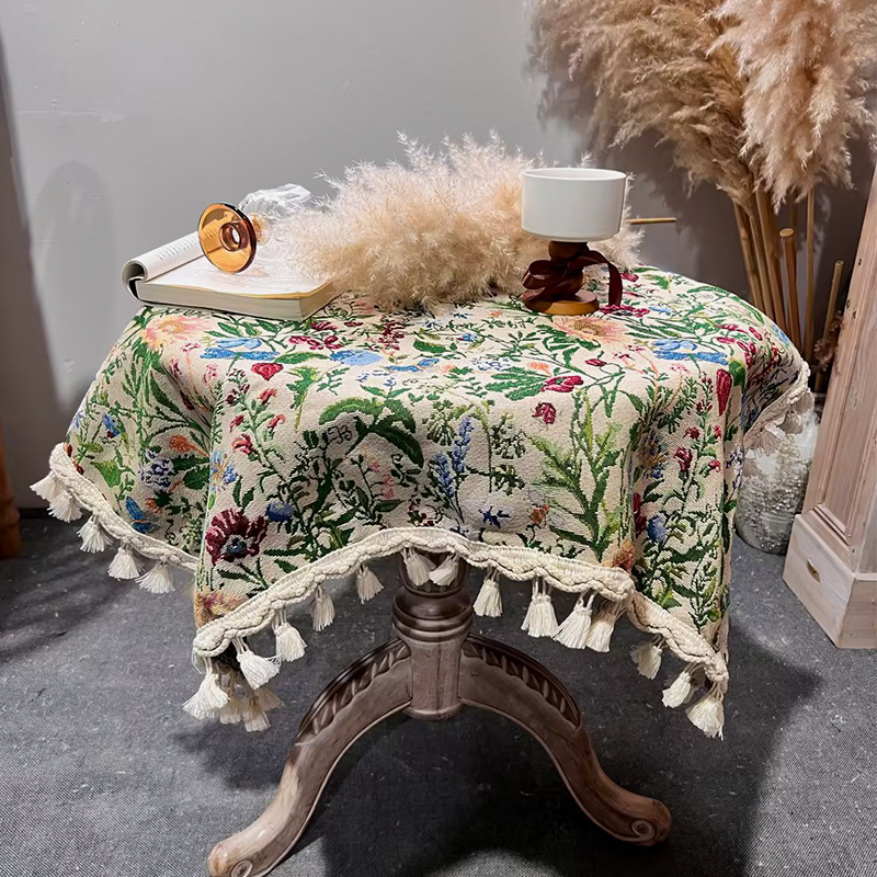 Τραπεζομάντιλο Jacquard από πολυεστέρα; ορθογώνιο σχήμα; μοτίβο φυτών με λουλούδια; ανθεκτικό στη σκόνη και διακοσμητικό.