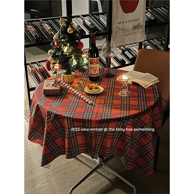 Τραπεζομάντιλο με πλέγμα σε σκανδιναβικό στυλ, τετράγωνο σχήμα, από πολυεστέρα, αντοχή σε υψηλές θερμοκρασίες.