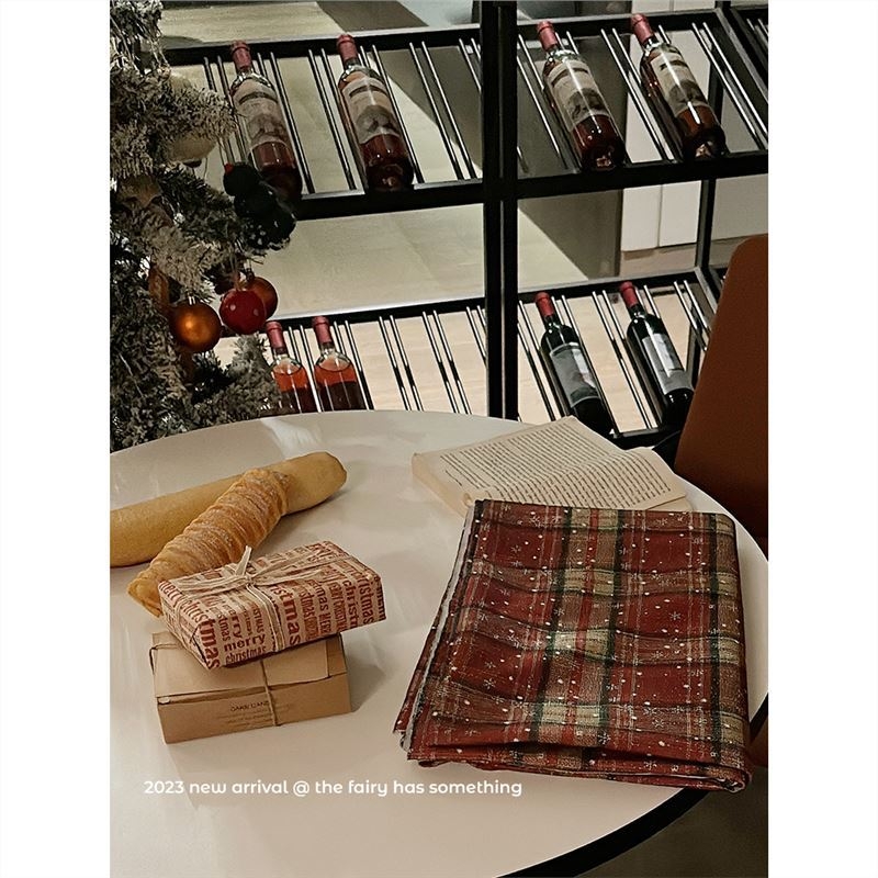 Τραπεζομάντιλο με πλέγμα σε σκανδιναβικό στυλ, τετράγωνο σχήμα, από πολυεστέρα, αντοχή σε υψηλές θερμοκρασίες.